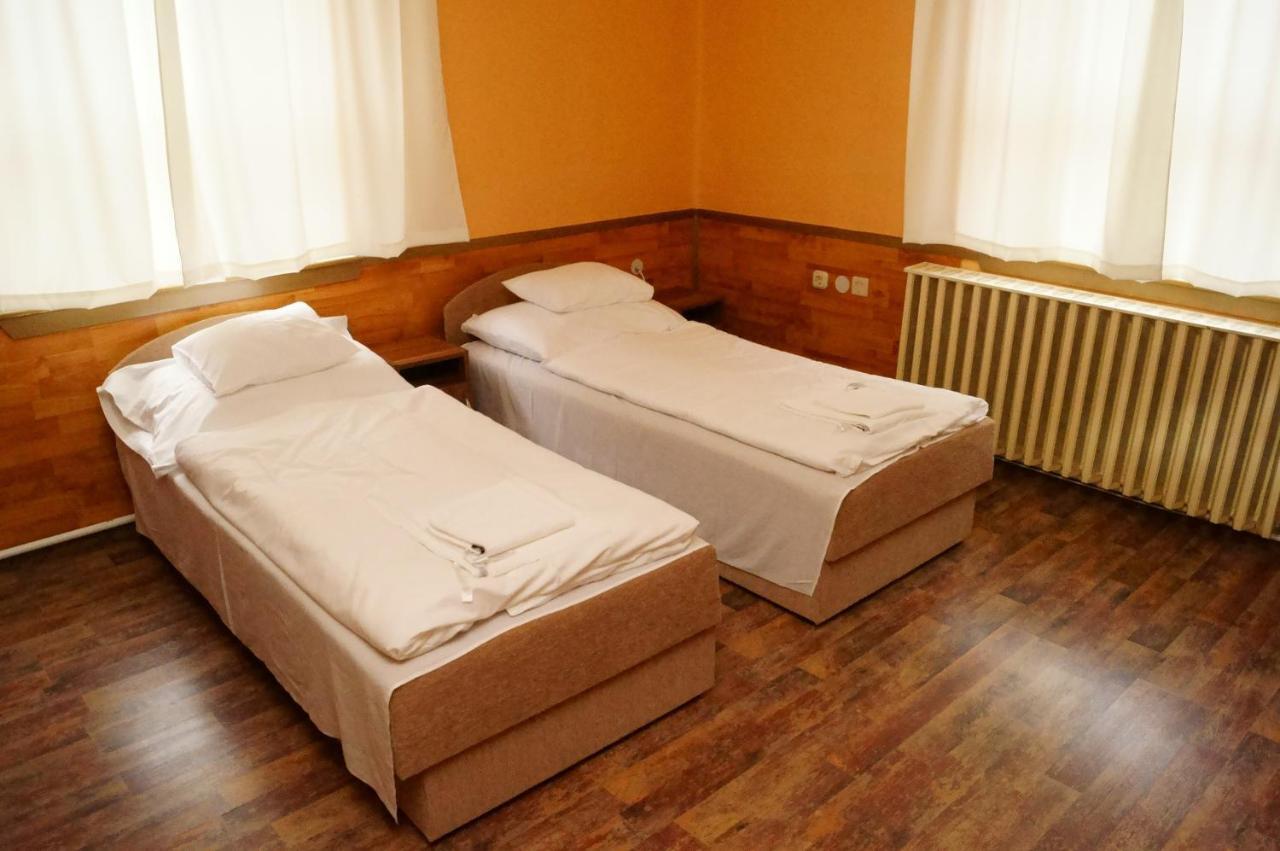 Malomudvar Etterem Cukraszda Panzio Es RendezvenyhazGyöngyös 部屋 写真