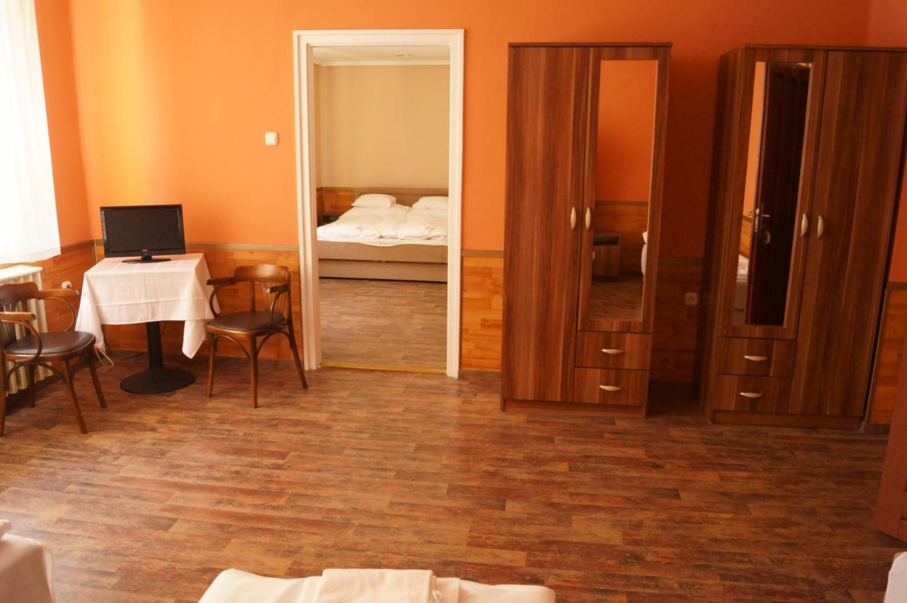 Malomudvar Etterem Cukraszda Panzio Es RendezvenyhazGyöngyös 部屋 写真