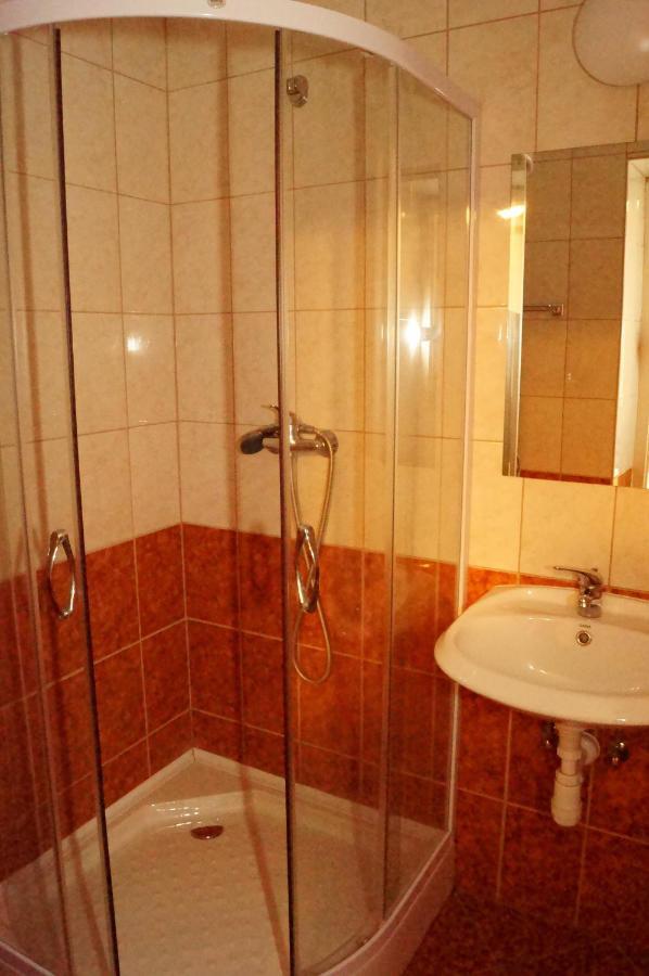 Malomudvar Etterem Cukraszda Panzio Es RendezvenyhazGyöngyös 部屋 写真